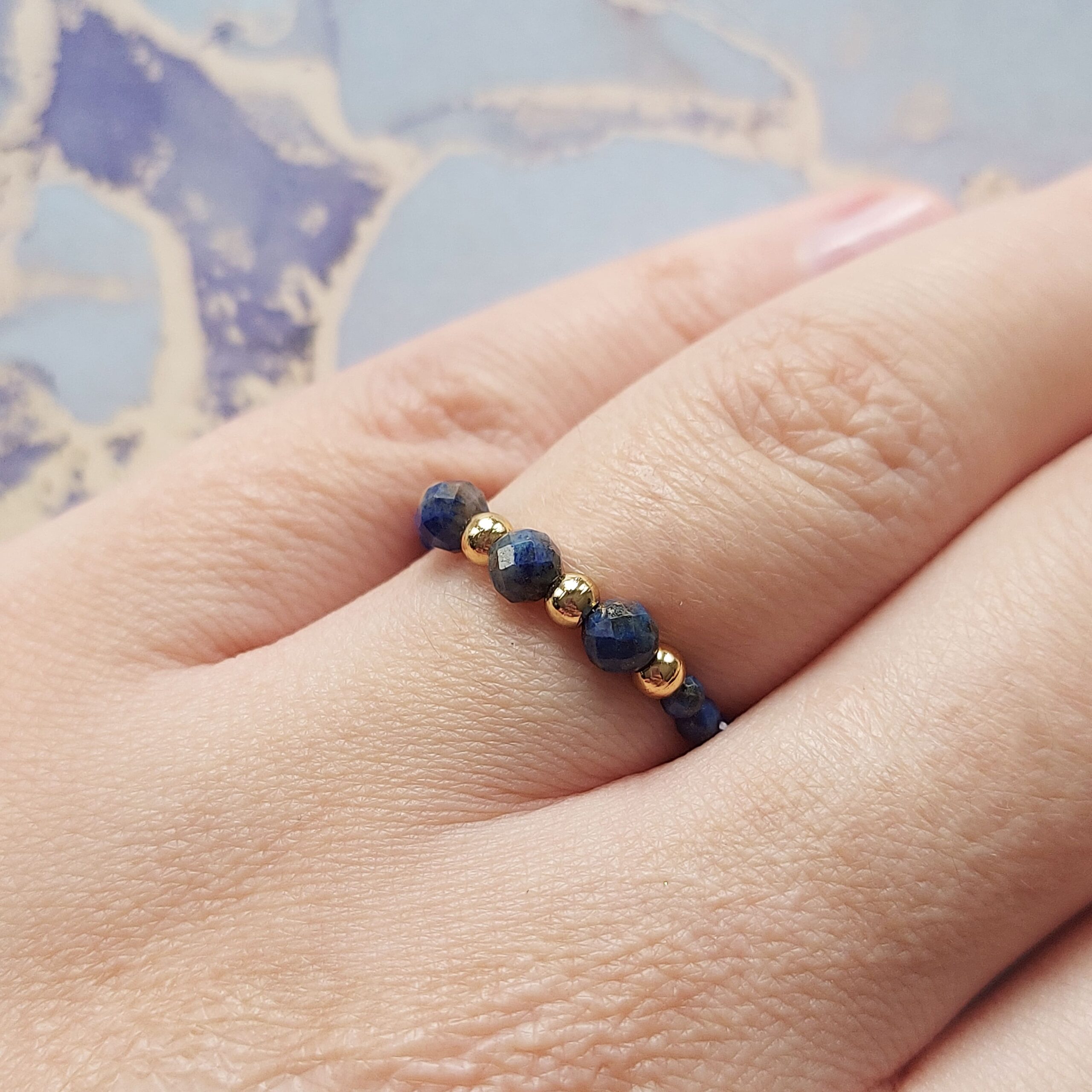 lapis lazuli pierścionek złoty ręka