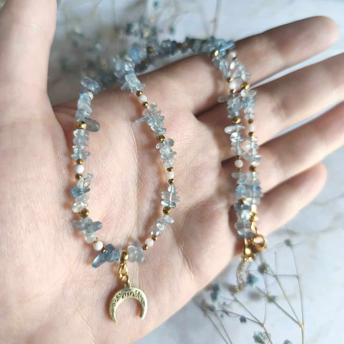 Akwamaryn naszyjnik nieregularny ręka