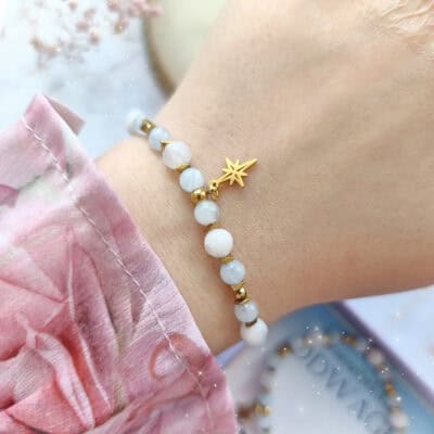 Bransoletka na odwagę akwamaryn kamień księżycowy na ręce