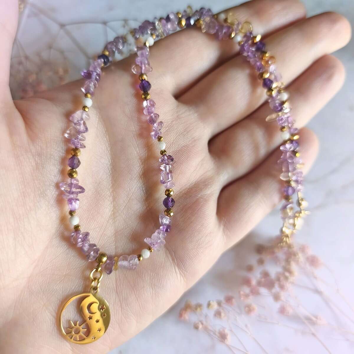 ametyst jasny naszyjnik nieregularny ręka