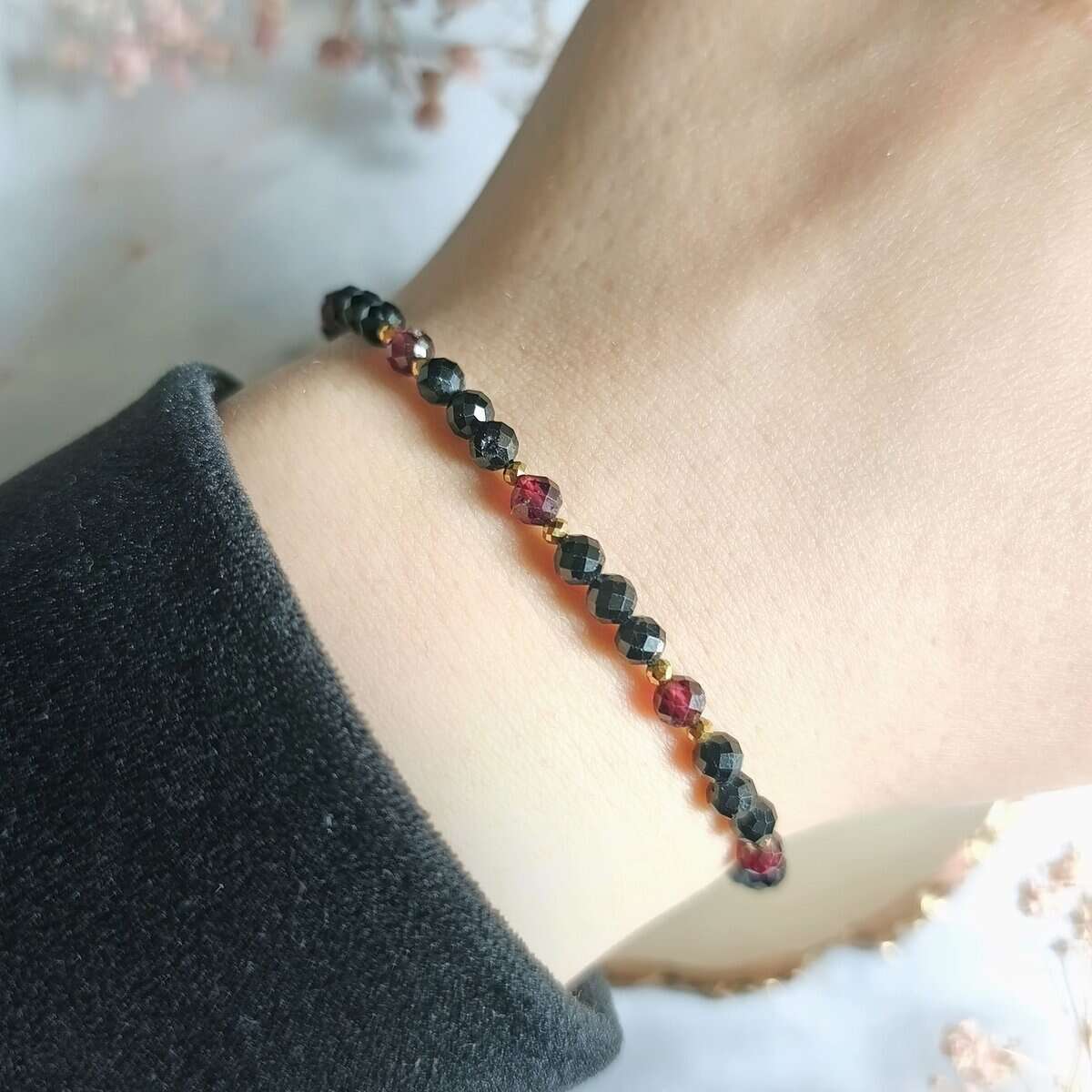 bransoletka turmalin granat ręka