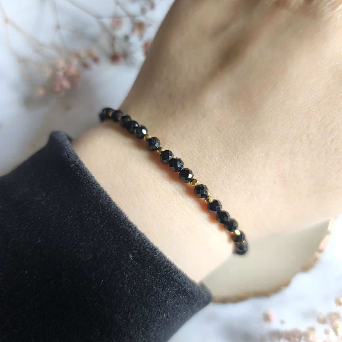 bransoletka zapinana czarny turmalin ręka