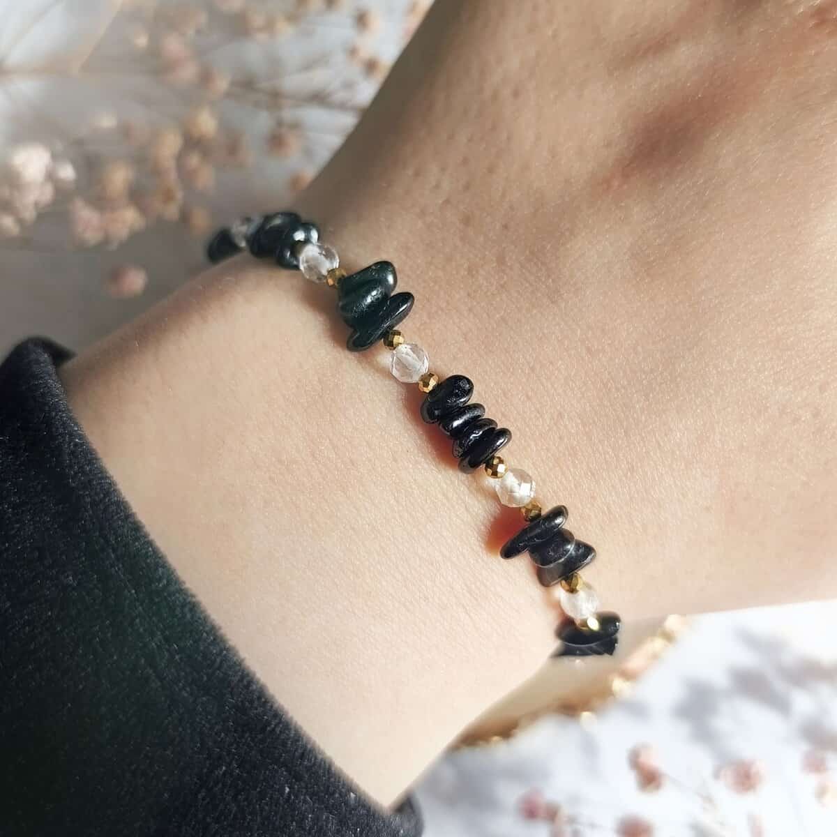 bransoletka zapinana turmalin czarny kryształ górski ręka